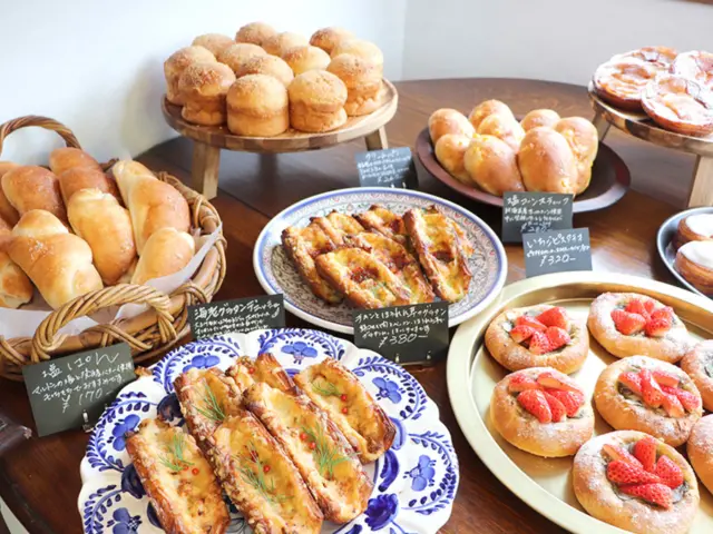 売り切れ必至の人気パン屋さん🍞
松山市の住宅街にある『ねごぱん』は、ふわふわクリームパンからザクもちカレーパン、外カリ中しっとりのカヌレまで、どれも大満足の味！ハード系も人気で選ぶのに迷う楽しさも◎ 平日朝が狙い目です。

👇詳しくはプロフィール（@living_matsuyama）のリンクから🔗✨
https://mrs.living.jp/ehime/town_gourmet/reporter/6194825

#松山パン屋 #パン屋さん #パン活 #愛媛グルメ #住宅街のパン屋