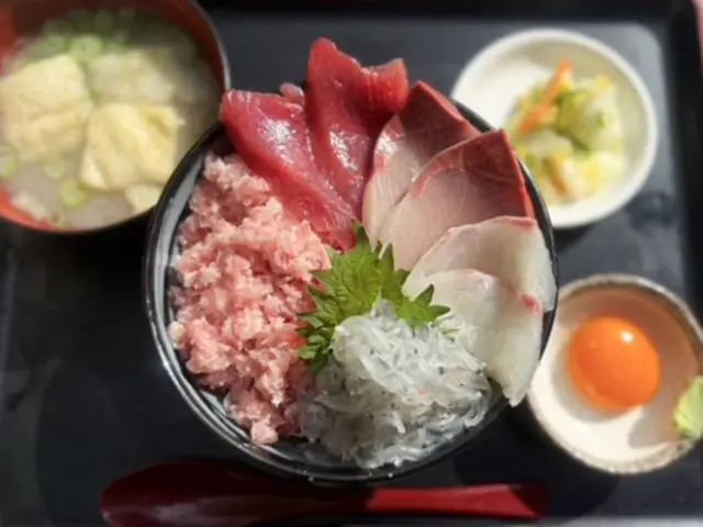 空港すぐ！海鮮丼の宝石箱🐟✨

松山空港から車で約5分。瀬戸内と宇和海のブランド魚が豪快にのった「宇和海丼」は、魚好きにはたまらないご褒美丼🥢 活気あふれる直売所も併設されていて、お土産や発送にも便利◎ 愛媛の海の幸をまるごと味わって🍽

👇詳しくはプロフィール（@living_matsuyama）のリンクから🔗✨
https://mrs.living.jp/ehime/a_feature/article/6169399

#愛媛グルメ #松山空港近く #海鮮丼ランチ #瀬戸内の恵み #愛媛土産