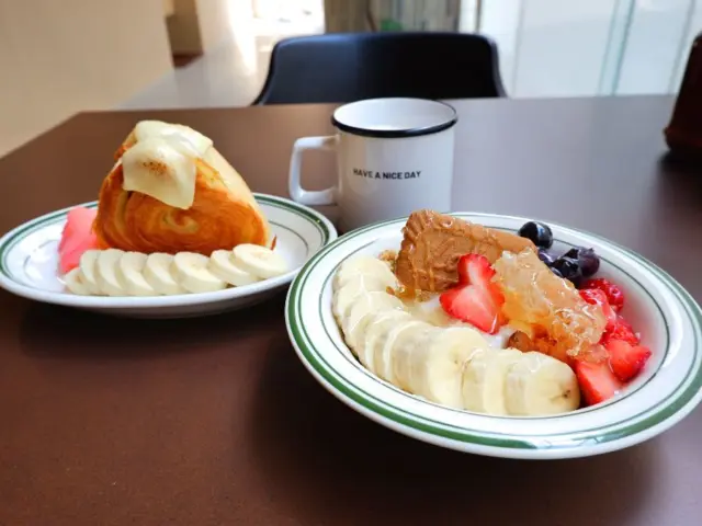 新感覚！おにぎり×クロワッサンの“オニクロ”カフェ🥐🍓
松山・湊町にオープンした『Have a nice day』は、韓国風カフェ空間×話題のハイブリッドグルメのお店✨
おにぎり×クロワッサン＝“オニクロ”や、自家製グリークヨーグルトなど新鮮でトレンド感満点◎ 限定メニューも要チェックです♪

『オニクロ』が気になった方は、プロフィール（@living_matsuyama）のリンクからチェック🔗✨
https://mrs.living.jp/ehime/town_gourmet/reporter/6146764

#松山カフェ #愛媛グルメ #オニクロ #グリークヨーグルト #韓国風カフェ
