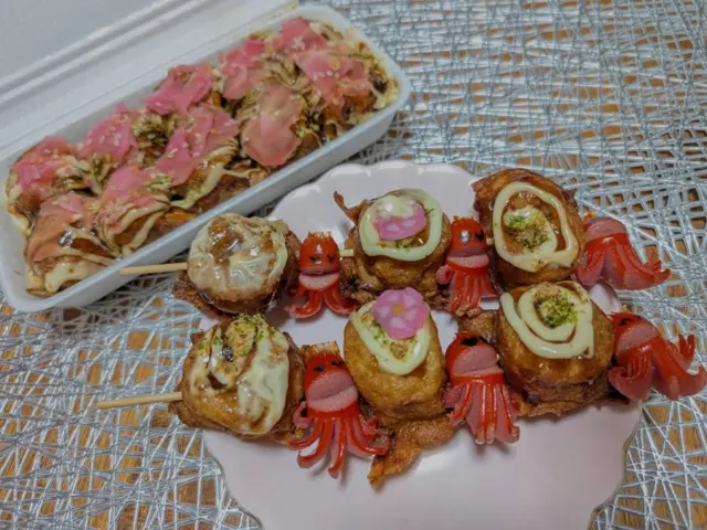ハマる！“映え×本気”のたこ焼き屋さん🐙
『たこ焼きえっちゃん』は、見た目も味も裏切らない新感覚たこ焼きが楽しめる注目店。期間限定「たこのぼり」は赤いタコさんウインナーに、お花のかまぼこがちょこん♪🐙🌸
映えだけじゃない、リピ確定の美味しさを体験してみて♪

👇詳しくはプロフィール（@living_matsuyama）のリンクから🔗✨
https://mrs.living.jp/ehime/town_gourmet/reporter/6203308�
#松山グルメ #愛媛ランチ #たこ焼き #映えグルメ #意外なベストマッチ