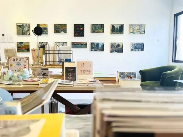本屋以上のワクワク空間！

本も、雑貨も、アートも、コーヒーも。
「本の轍」が移転してさらに魅力的な空間に✨
2階へ上がる階段から、もう物語は始まっています。
お気に入りの一冊との出会い、思わぬ展示、豆を挽く音まで心地いい。
“本だけじゃない本屋さん”で、あなたの「好き」がきっと見つかるはず📚☕

👇詳しくはプロフィール（@living_matsuyama）のリンクから🔗✨
https://mrs.living.jp/ehime/shopping/reporter/6206926

#愛媛の本屋さん #松山カフェ #本屋巡り #愛媛のおでかけ #癒しスポット🔗