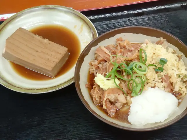 クセになる甘さ、桜製麺🍲

松山市のセルフうどん店「讃岐うどん 桜製麺」。
名物は甘めの味つけがクセになる肉うどん！さらに、天ぷら・おでん・手づくりプリンまで充実♪
広々とした店内はお子さま連れでも安心で、居心地も抜群です。
うどん好きさん、次の一杯はここで決まり🐈‍⬛🐾

『桜製麺』が気になった方は、プロフィール（@living_matsuyama）のリンクからチェック🔗✨
https://mrs.living.jp/ehime/town_gourmet/reporter/6228173

#愛媛グルメ #松山ランチ #讃岐うどん #肉うどん #ご当地グルメ