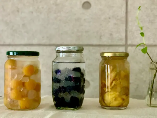 小瓶に季節を漬ける楽しみ。
感覚で作る「ちいさな果実酒」のすすめ。

👇詳しくはプロフィール（@living_matsuyama）のリンクから🔗✨
https://mrs.living.jp/ehime/town_gourmet/reporter/6247266