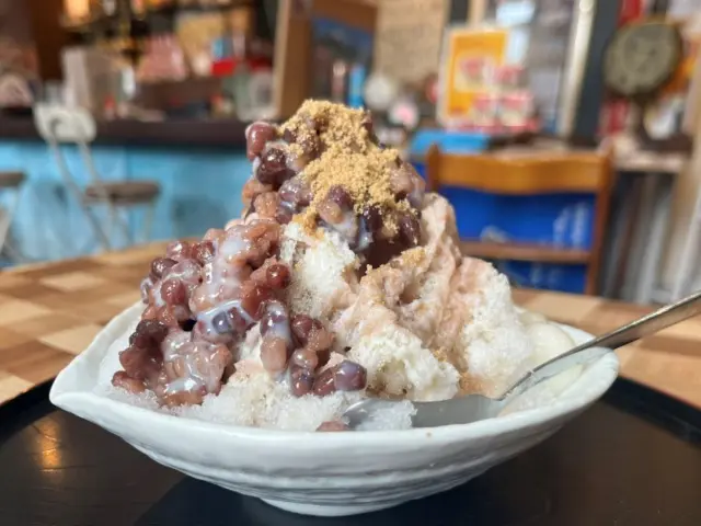 🏝夏だけの沖縄気分！
東温市「美ら島160」で味わう、沖縄の風と味。
黒糖×練乳がとろける“沖縄ぜんざい”は今だけの限定かき氷🍧✨
三線やシーサーが並ぶ店内で、沖縄料理も満喫！そば、チャンプルー、サーターアンダギー…全制覇したくなるかも⁉️
夏の思い出、ここからスタート🌺

👇詳しくはプロフィール（@living_matsuyama）のリンクから🔗✨
https://mrs.living.jp/ehime/town_gourmet/reporter/6246799

 #愛媛ランチ #東温カフェ #沖縄グルメ #かき氷部 #夏のおでかけ