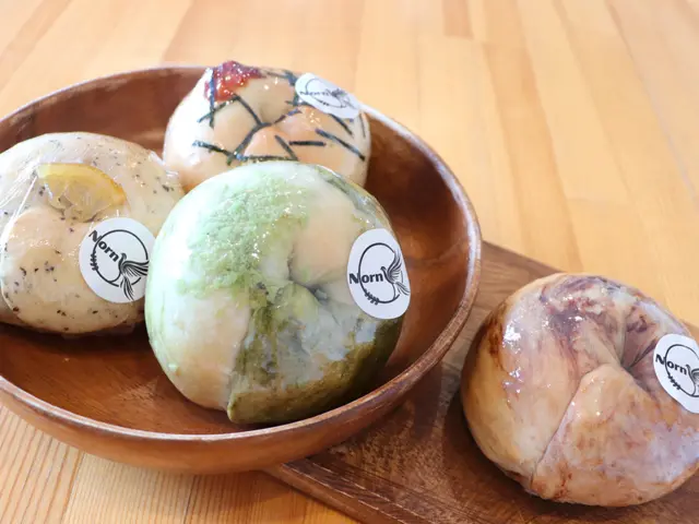 🥯もっちり幸せベーグル時間
パン屋が多いことで有名な松山に、ベーグル専門店【Norn】が登場！
中まで具材たっぷり＆毎月新作が出るから、行くたびにワクワク♪
食べやすいサイズ感でもちもち食感、子どもと一緒に楽しめるのも嬉しいポイント。
売り切れ前にぜひチェックを！

『Norn』が気になった方は、プロフィール（@living_matsuyama）のリンクからチェック🔗✨
https://mrs.living.jp/ehime/town_gourmet/reporter/6279724

#松山グルメ #ベーグル専門店 #愛媛のパン屋さん #パン巡り #期間限定スイーツ