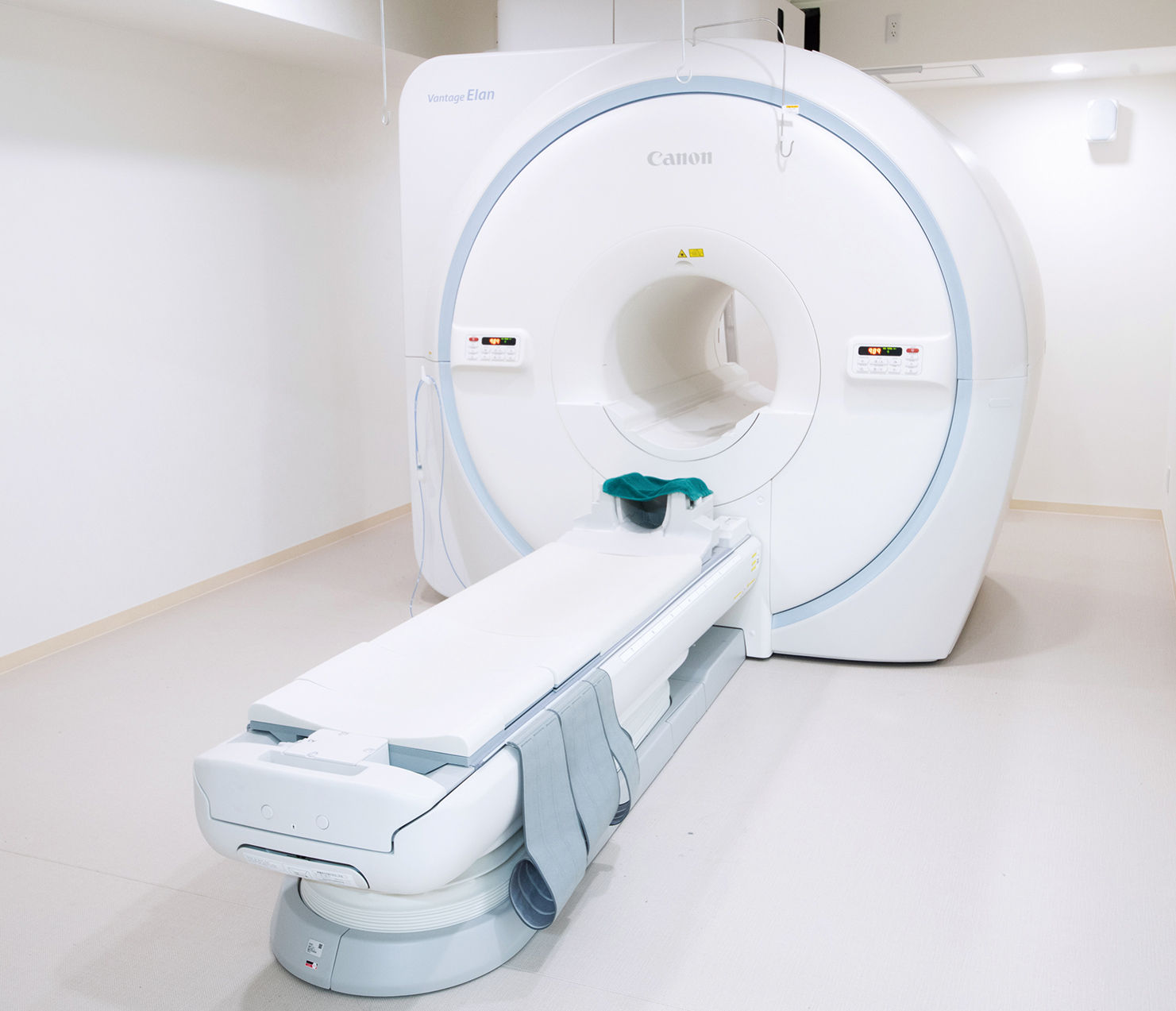 1.5テスラの高磁場MRIを導入。検査時の騒音を抑制し、検査空間を広げ、LED照明を用いて、狭く暗い場所が苦手という方にも配慮しています。 　「脳梗塞・脳腫瘍・脳動脈瘤といった脳疾患の早期発見に役立つ『脳ドック』（自由診療・2万4200円程度）を実施しています。オプション検査に、軽度認知障害（MCI）のリスクを調べるMCIスクリーニング検査も加わりました」と院長。