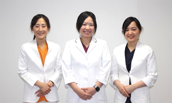 乳腺外科の非常勤医師。左から野田令菜医師、田口加奈医師、村上朱里医師