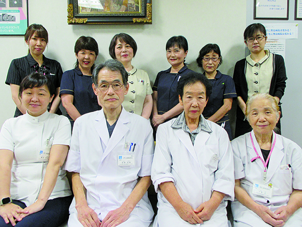 婦人科の医師とスタッフ。前列左から横田美幸医師、冨岡尚徳医師（副院長）、今井洋子医師、千葉丈医師