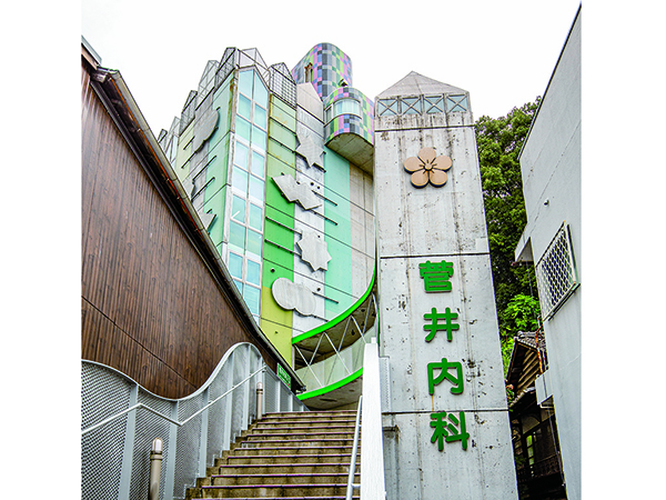 建物は建築家・長谷川逸子設計。一番町側入口には駐車場を備えている。ロープウェー街側入口までは階段があり徒歩のみ（写真）