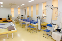 腰椎けん引器、頸椎けん引器、電気治療器といったリハビリ機器を設置したリハビリ室