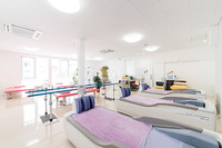 ウォーターベッドのあるリハビリテーション室。物理療法や運動療法で痛みの緩和を図ったり、運動機能の増強・維持のためのトレーニングを行う