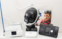 CPAP療法で用いる装置、マスク、エアチューブの一例。旅行や出張等に携帯できるサイズもある