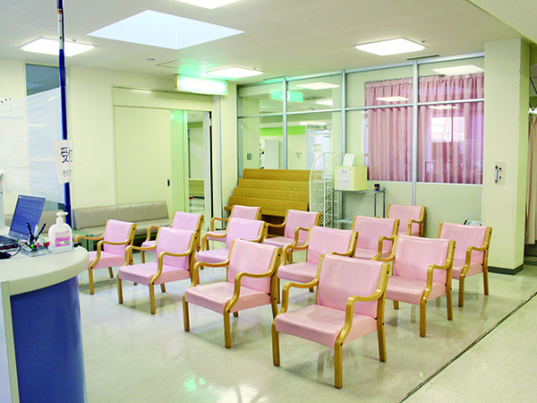 ２階の産婦人科待合スペース。「女性のためのフロアに」と診療科を配置、整備している